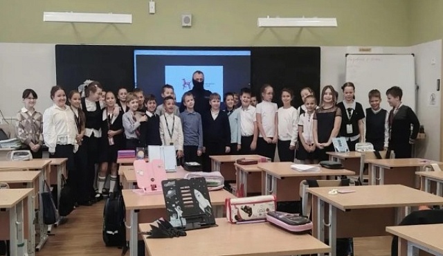 Столичные спецназовцы провели урок мужества для школьников 