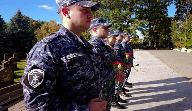 В Москве росгвардейцы почтили память защитников столицы