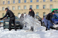 Продолжаются работы по уборке от снега и наледи