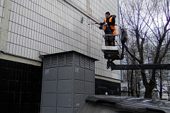 Выполнены работы по промывке фасадов многоквартирных домов.